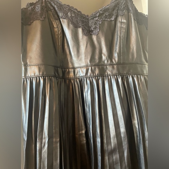 NWT Express Faux Leather Black Pleated Skirt Lace Trim Dress Large Petite - Picture 5 of 10